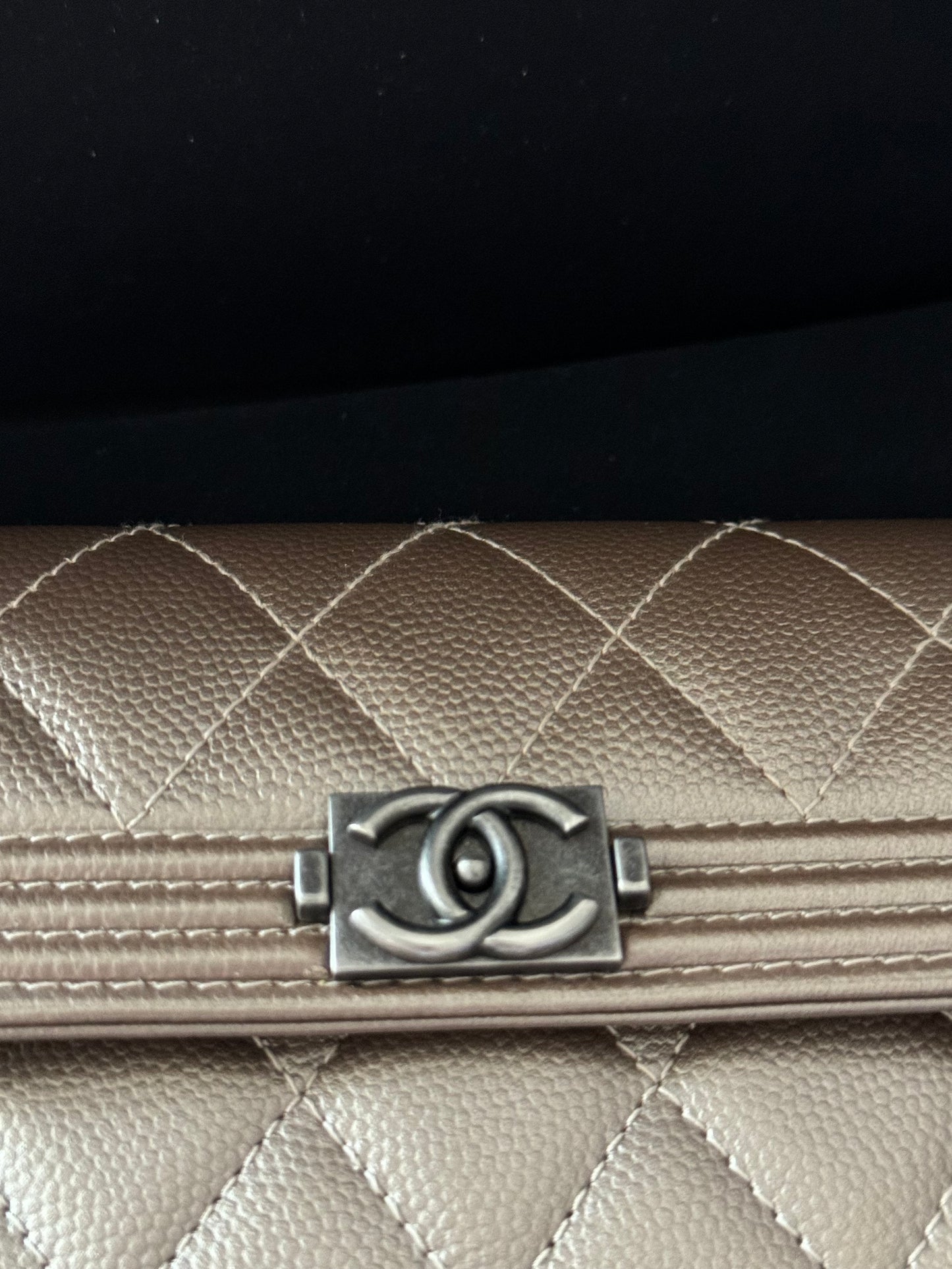Never worn!!
Chanel boy leather wallet (chain adaptable)