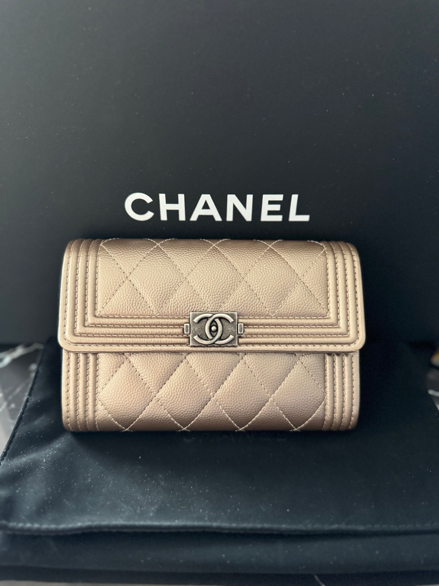 Never worn!!
Chanel boy leather wallet (chain adaptable)